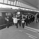 856615 Afbeelding van een harmonieorkest op een van de perrons van het N.S.-station Rotterdam C.S. te Rotterdam bij de ...